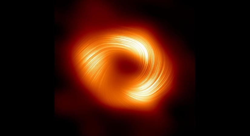 Lenyűgöző fotókon a Tejút központi fekete lyukának mágneses ujjlenyomata