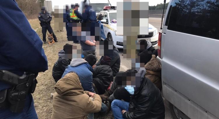 Röszkén és Szegeden kapcsolták le a migránsokat a rendőrök