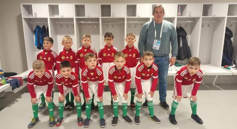 Jászboldogházi gyerekek kísérték be a játékosokat a pályára a magyar-koszovói meccsen