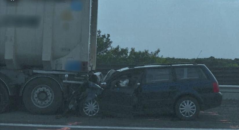Maradandó fogyatékosság és súlyos sérülés: nyergesvontatónak hajtott egy sofőr az M5-ös autópályán