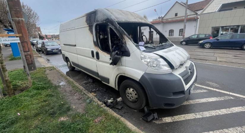 Kigyulladt egy furgon Debrecenben - fotókkal, videóval