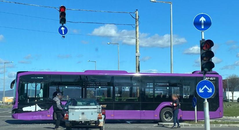 Kellemetlen találkozás történt Veszprémben: busz és személyautó karambolozott