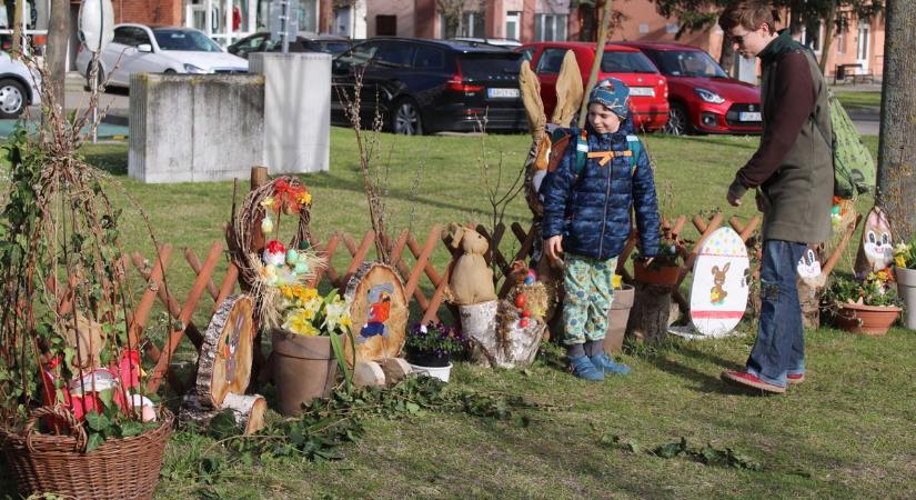 Feldíszítették húsvétra a kertbarátok a Táncsics-parkot