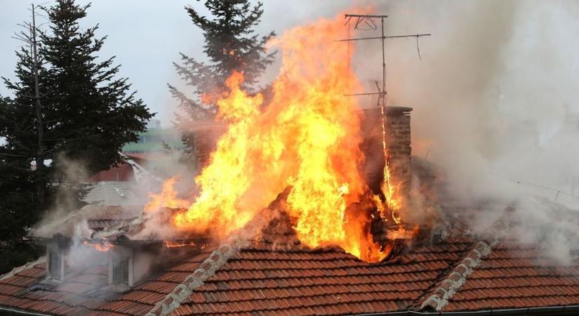 Lángolt egy mezőtárkányi ház teteje