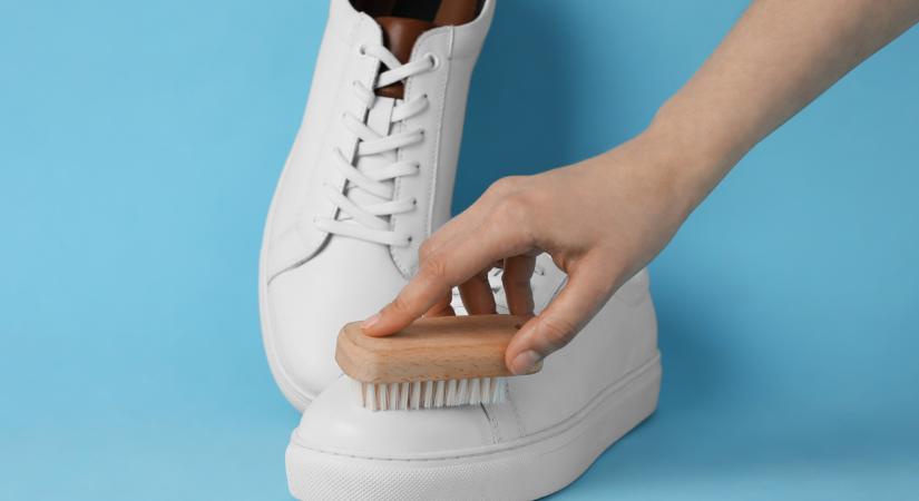 Házi praktika, amitől ragyogóan tiszta lesz a fehér műbőr cipő: a beszáradt koszt is leszedi