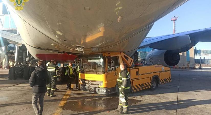 Földi kiszolgáló jármű ütközött az Emirates A380-asának Moszkvában