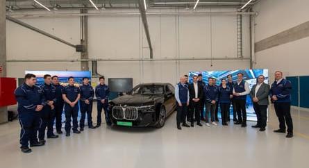 Újabb száz fős évfolyam kezdi meg tanulmányait a BMW Group Gyár Debrecen képzésén