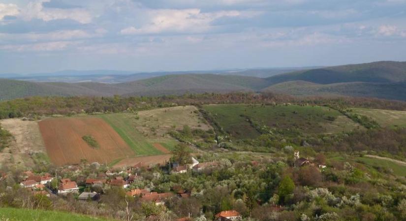 60-an sem lakják a dombok között megbújó magyar falut: képeslapra illik a táj