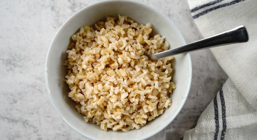 Szakács ismerősöm megosztott a titkot: ezzel a trükkel sokkal finomabb lesz a barna rizs