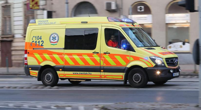 Kizuhant az ötödik emeletről egy tinilány Szegeden, életveszélyes állapotban vitték kórházba