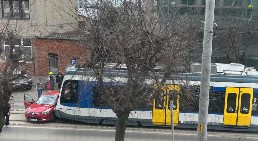 Autóval karambolozott a tram-train a Bajcsyn (helyszíni fotókkal)
