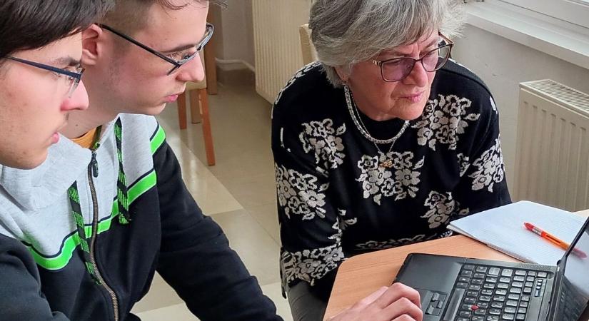 Diákok segítettek az időseknek az okoseszközök kezelésében a könyvtárban