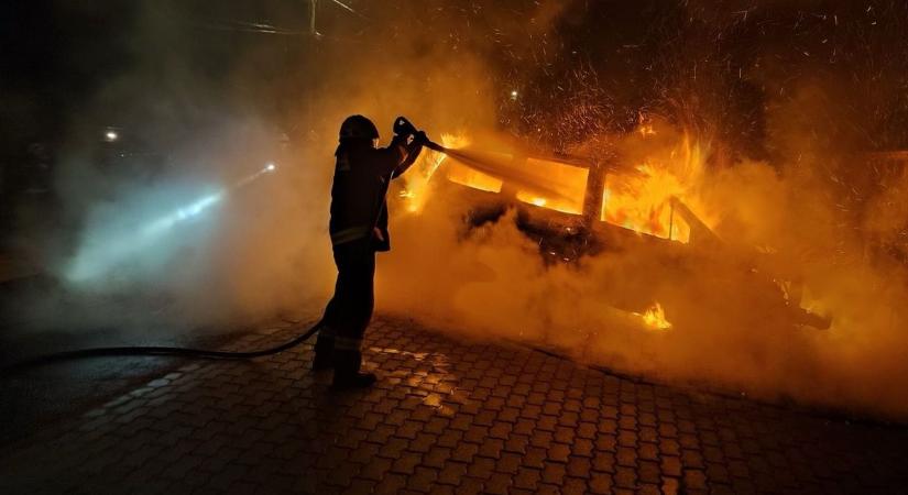 Lángoló autóhoz riasztották a siófoki tűzoltókat