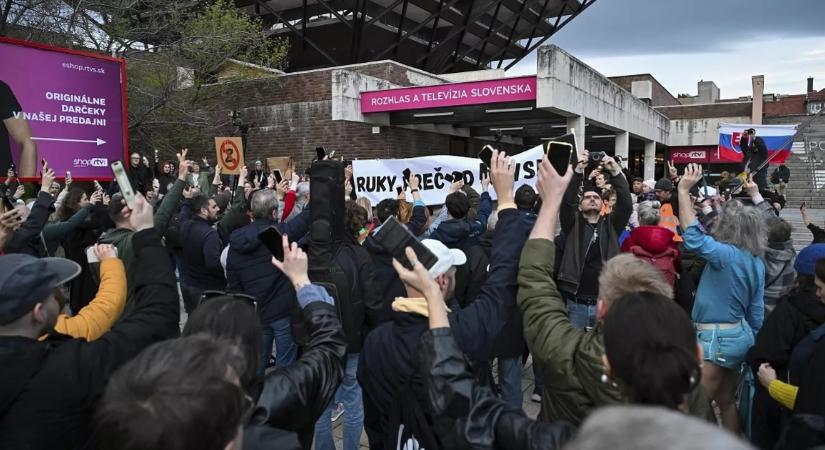 Élőlánccal tüntettek Pozsonyban a közmédia függetlenségéért