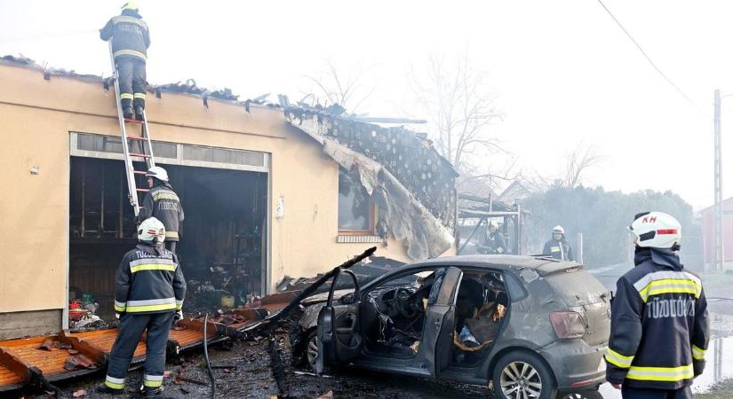Balesetek az M5-ös autópályán és leégett családi ház adott munkát a tűzoltóknak