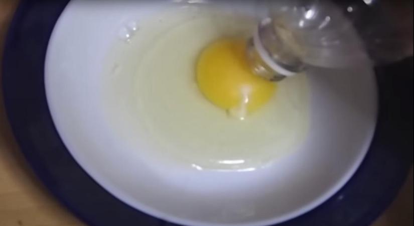 Sosem volt ilyen egyszerű a tojás szétválasztása: mutatjuk a trükköt, egy üres palack kell hozzá - videó