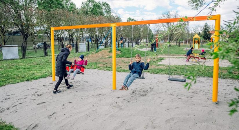 Birtokba vették a gyerekek a felújított kaposvári játszóteret
