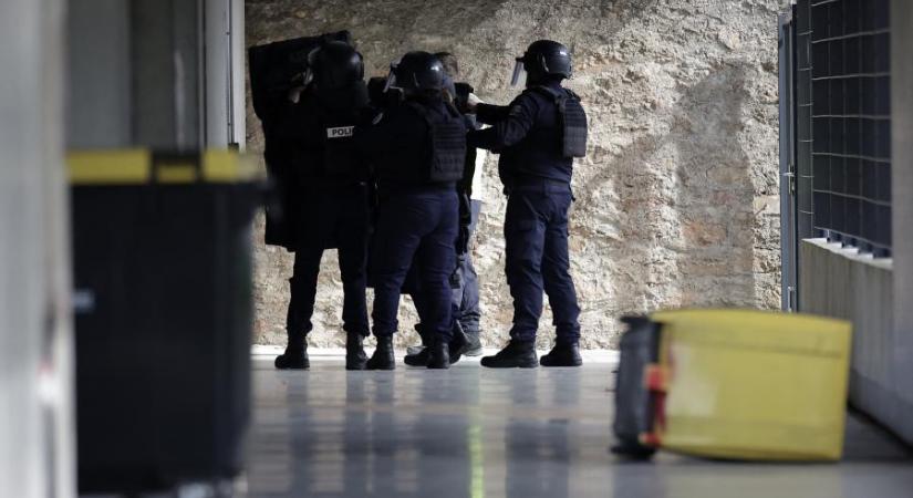 Egy 17 éves kamaszt gyanúsítottak meg az iskolai bombamerénylet fenyegetésekkel Franciaországban