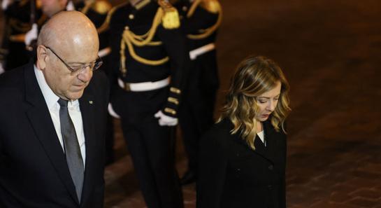 Szórakoztató jelenetet adott elő a libanoni miniszterelnök, amikor véletlenül Giorgia Meloni titkárát ölelgette meg