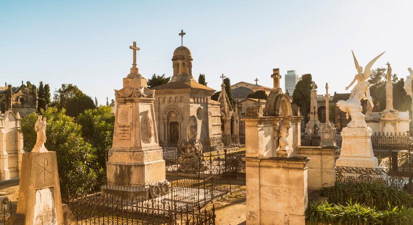Zokogó nő tartja rettegésben a Fejér vármegyei temetőbe látogatókat, sötétedés után senki nem mer kimenni az emlékhelyhez