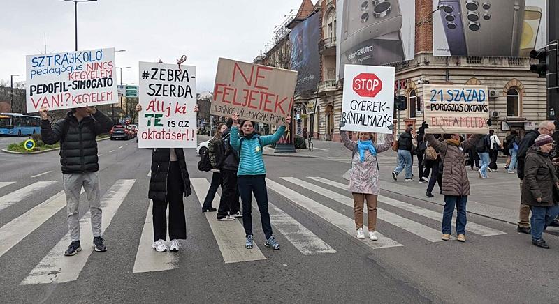 „Nem hódolunk be” – így tiltakoznak „Zebraszerdával” egy jobb oktatásért minden egyes héten