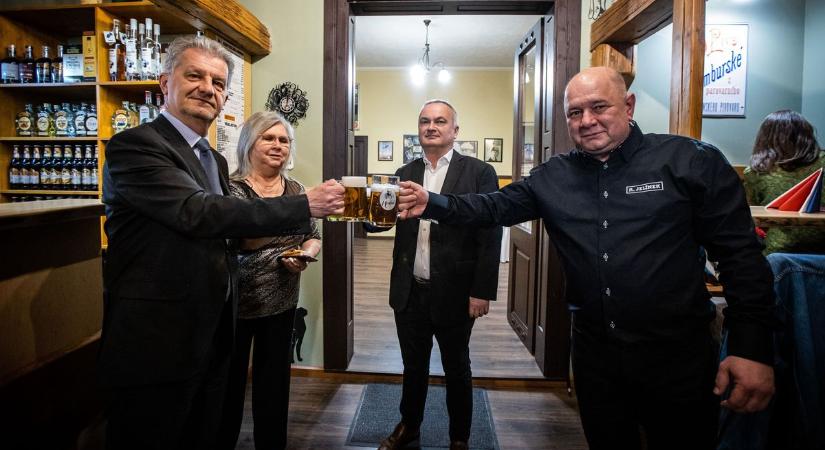 Egy kis Csehország Csabán: Doki Hrabal-sörözőt nyitott – videóval