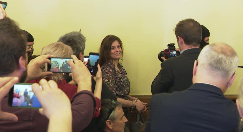 Megint széles mosollyal a száján lépett be a tárgyalóterembe Ilaria Salis  videó