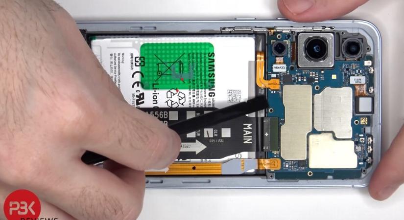 Jól javítható a Samsung Galaxy A55, videón a mobil szétszedése