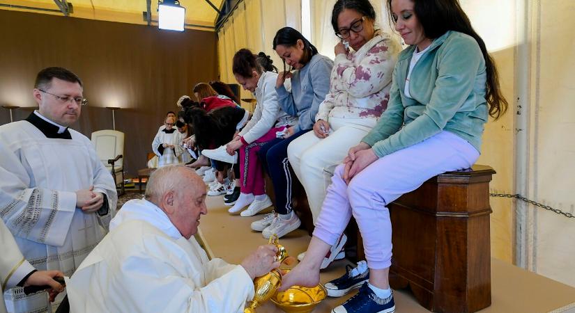 Húsvét – Ferenc pápa tizenkét női rabnak mosta meg a lábát