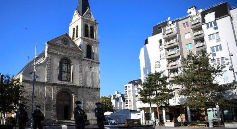 Minden templomhoz rendőrt vezényelnek Franciaországba, terrorcselekménytől rettegnek