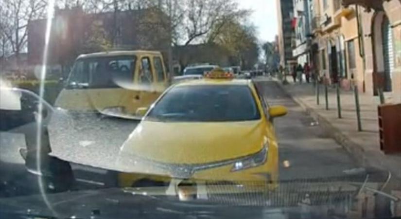 Tolakodni akart egy pofátlan taxis Budapesten, a kamerás gondoskodott róla, hogy tolasson vissza - videó