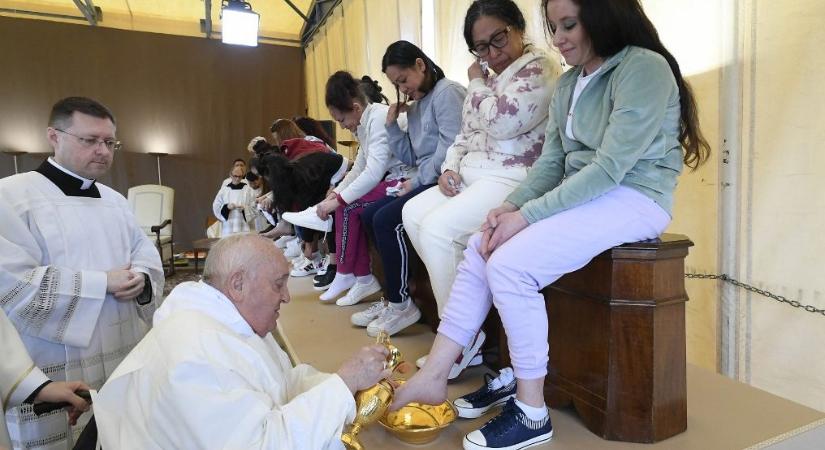Ferenc pápa 12 női rab lábát mosta meg