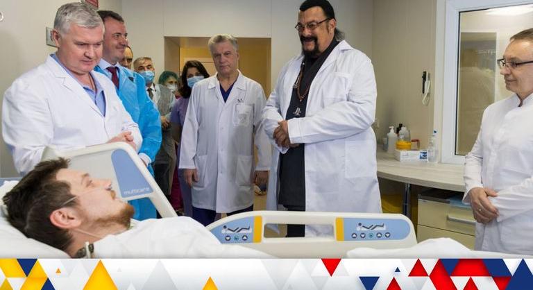 Steven Seagal személyesen látogatott el a moszkvai terrortámadás sérültjeihez