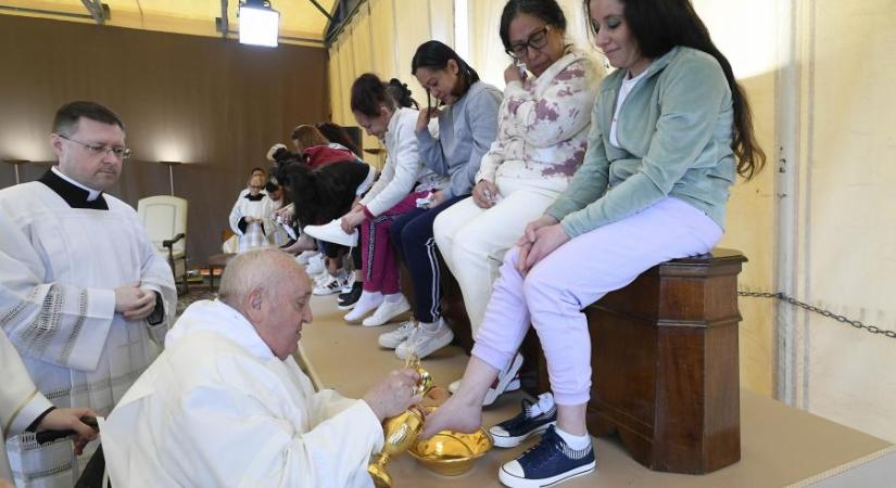 Ferenc pápa tizenkét női rabnak mosta meg a lábát az utolsó vacsorát idéző szertartáson