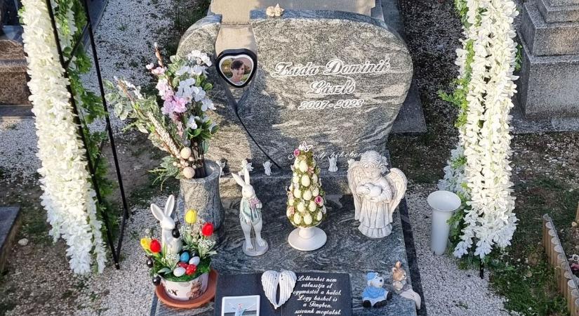 Szívszorító: Húsvéti nyuszik és tojások díszítik a 15 évesen elhunyt Dominik sírját