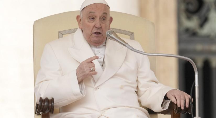 Ferenc pápa tizenkét női rabnak mosta meg a lábát – Fotó