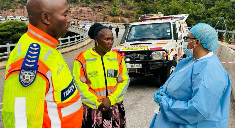 Egyetlen ember élte túl a 46-ból, hogy szakadékba zuhant egy busz Dél-Afrikában