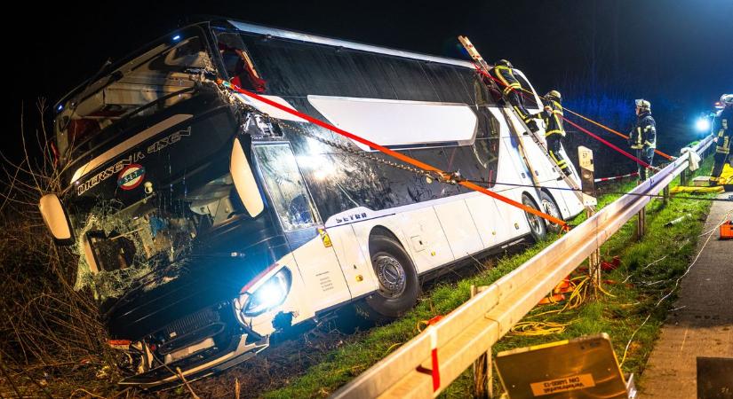 Diákokat szállító busz szenvedett balesetet Németországban
