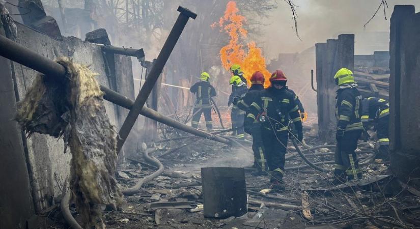 Nagy erőkkel támadták éjjel az ukrán kritikus infrastruktúrát az oroszok, Lengyelországban riadóztatták a légierőt