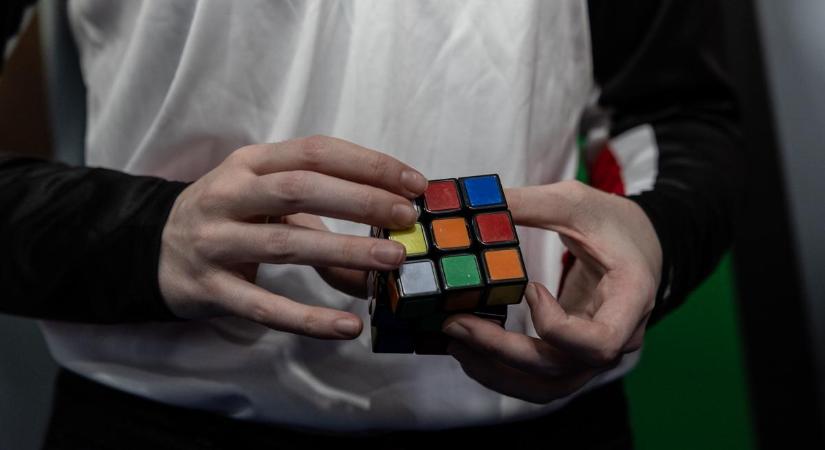 Elképesztő hír jött: magyar híresség az, aki a világon a legjobb Rubik-kocka kirakásban