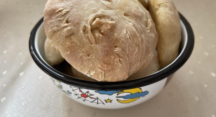 Illatos-omlós házi zsemle: fillérekből és gyorsan elkészül