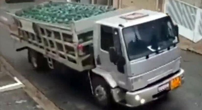 A gázpalackszállító teherautó elindult felfelé az emelkedőn, azonnal megtörtént a legrosszabb - videó