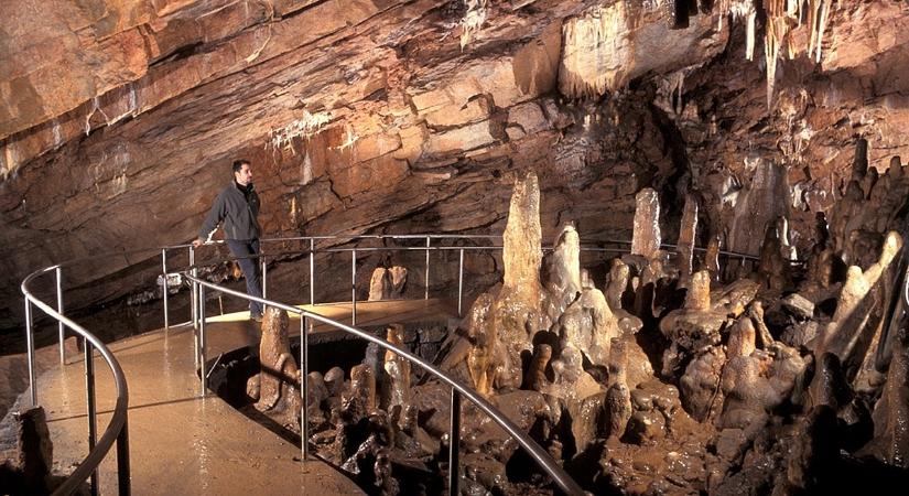 Kincskeresés a Baradla-barlangnál, kalácsfonás Ócsán