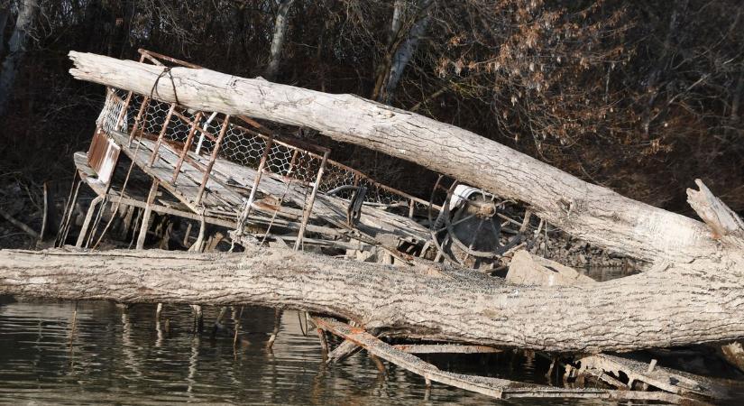 Egy nyolcvan éve elsüllyedt hajó roncsai hevernek a Tisza-tó mélyén