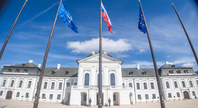 NATO-zászlót vontak fel az elnöki palota előtt (FOTÓK)
