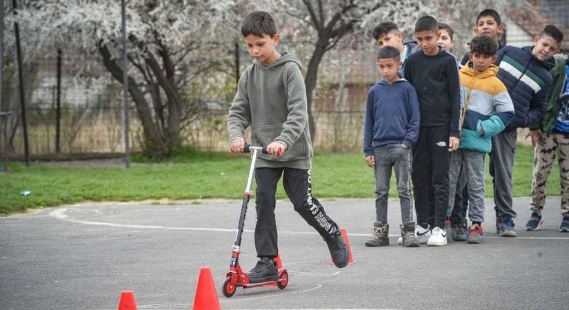 Közlekedésbiztonsági nap volt a gyöngyösoroszi iskolában a gyermekbalesetek elkerülésére