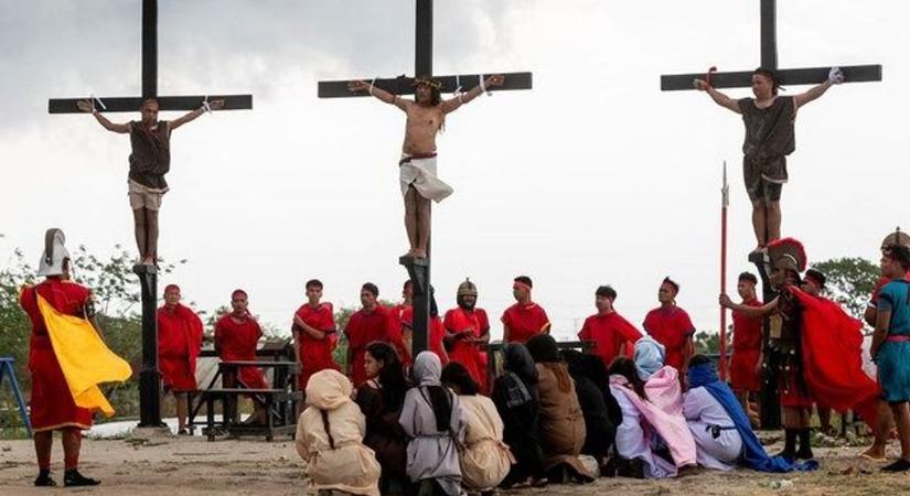 A Fülöp-szigeteken keresztre feszítésekkel idézték fel Jézus Krisztus utolsó óráit- videó