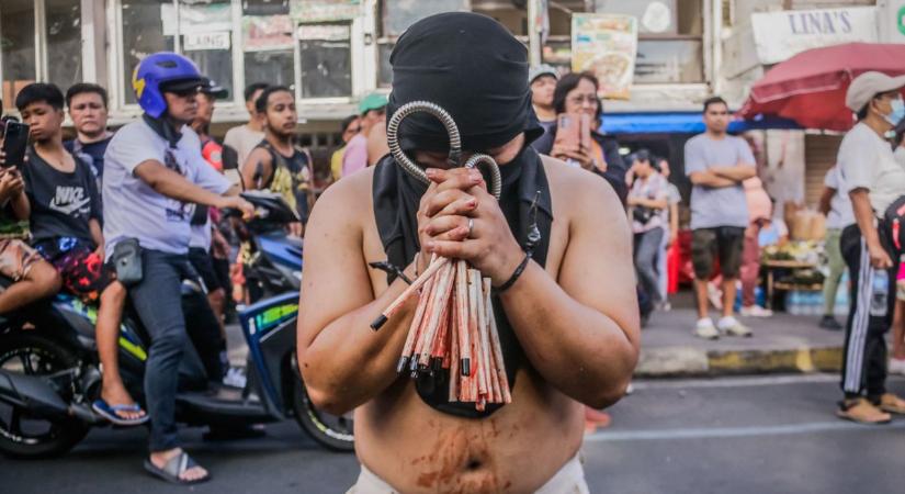 Véresre korbácsolt háta, keresztre feszítés – Jézus Krisztusra emlékeznek a Fülöp-szigeteken  képgaléria