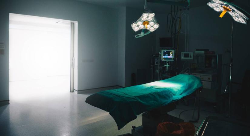 20 beavatkozást végzett a romániai nő, aki plasztikai sebésznek adta ki magát