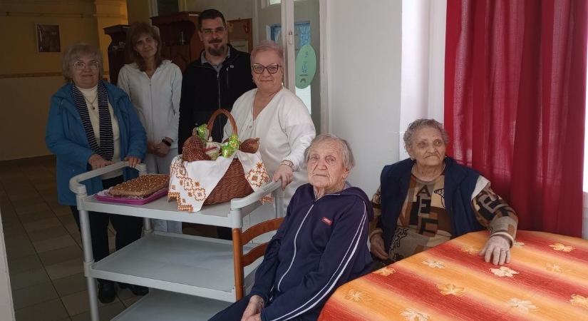 Húsvéti kosárral kedveskedtek a Kézenfogva Gondozóház lakóinak